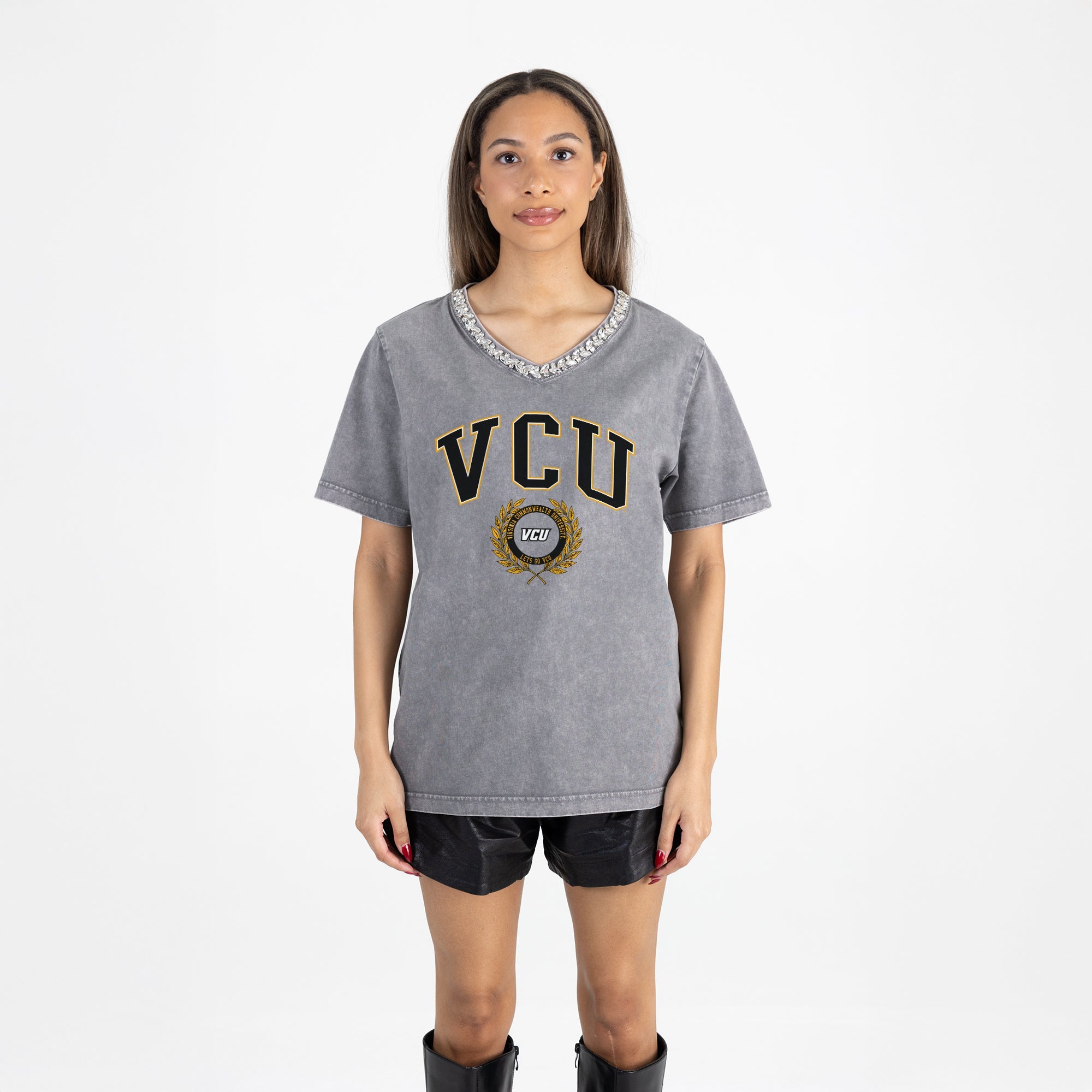 VIRGINIA COMMONWEALTH RAMS ICONIC EDGE RHINESTONE TRIM V-NECK TEE
