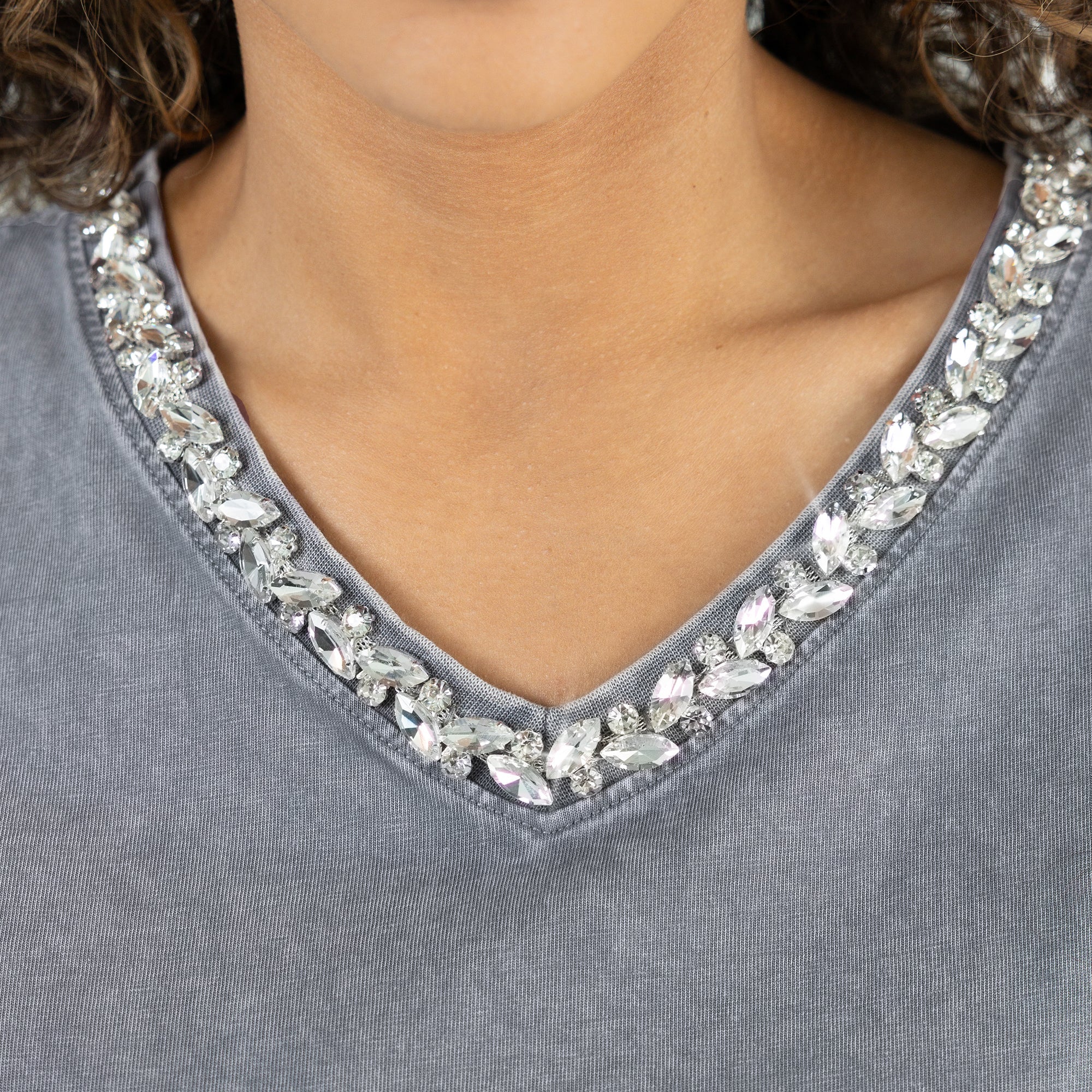 WASHINGTON COMMANDERS ICONIC EDGE RHINESTONE TRIM V-NECK TEE