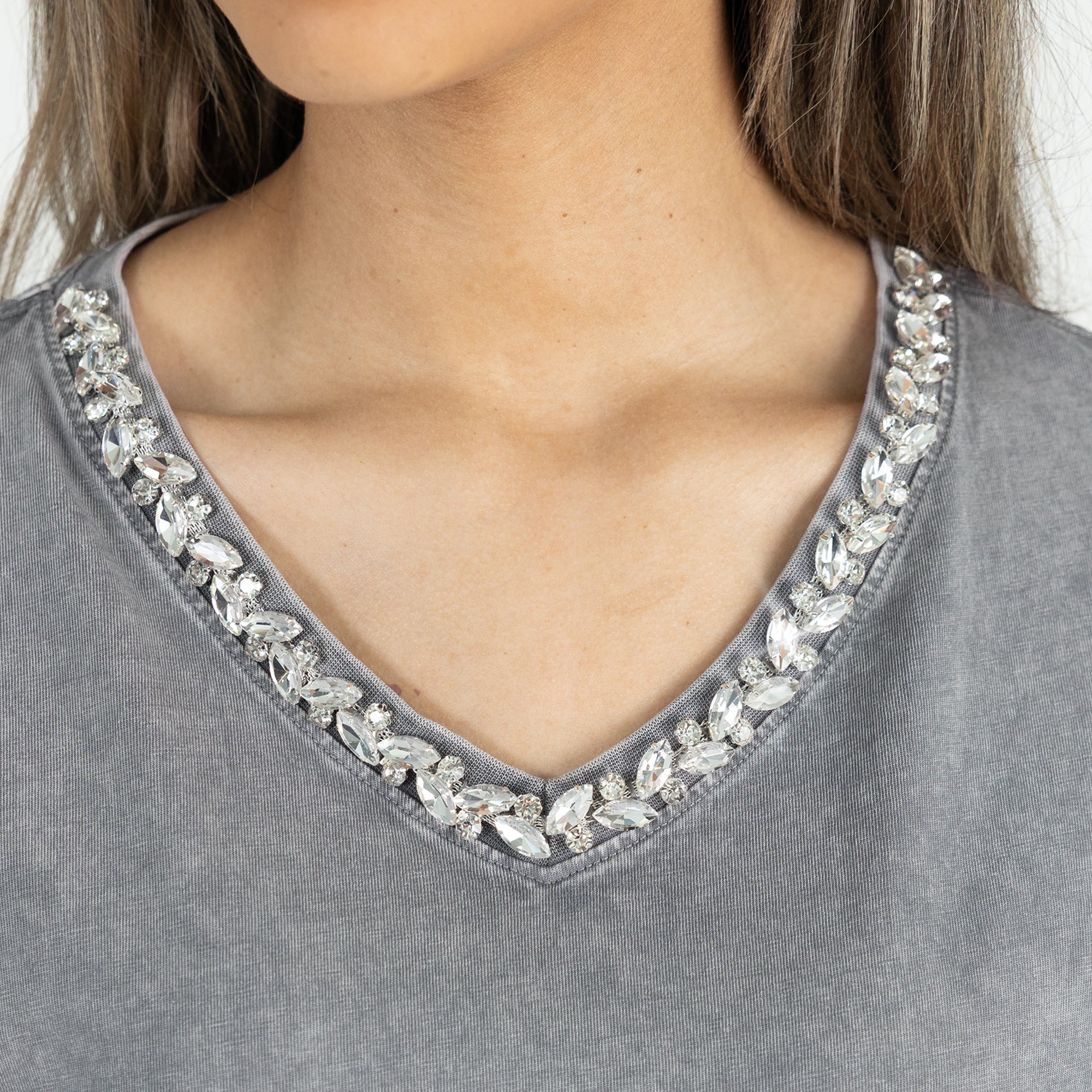 WILLIAM & MARY TRIBE ICONIC EDGE RHINESTONE TRIM V-NECK TEE