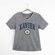 XAVIER MUSKETEERS ICONIC EDGE RHINESTONE TRIM V-NECK TEE