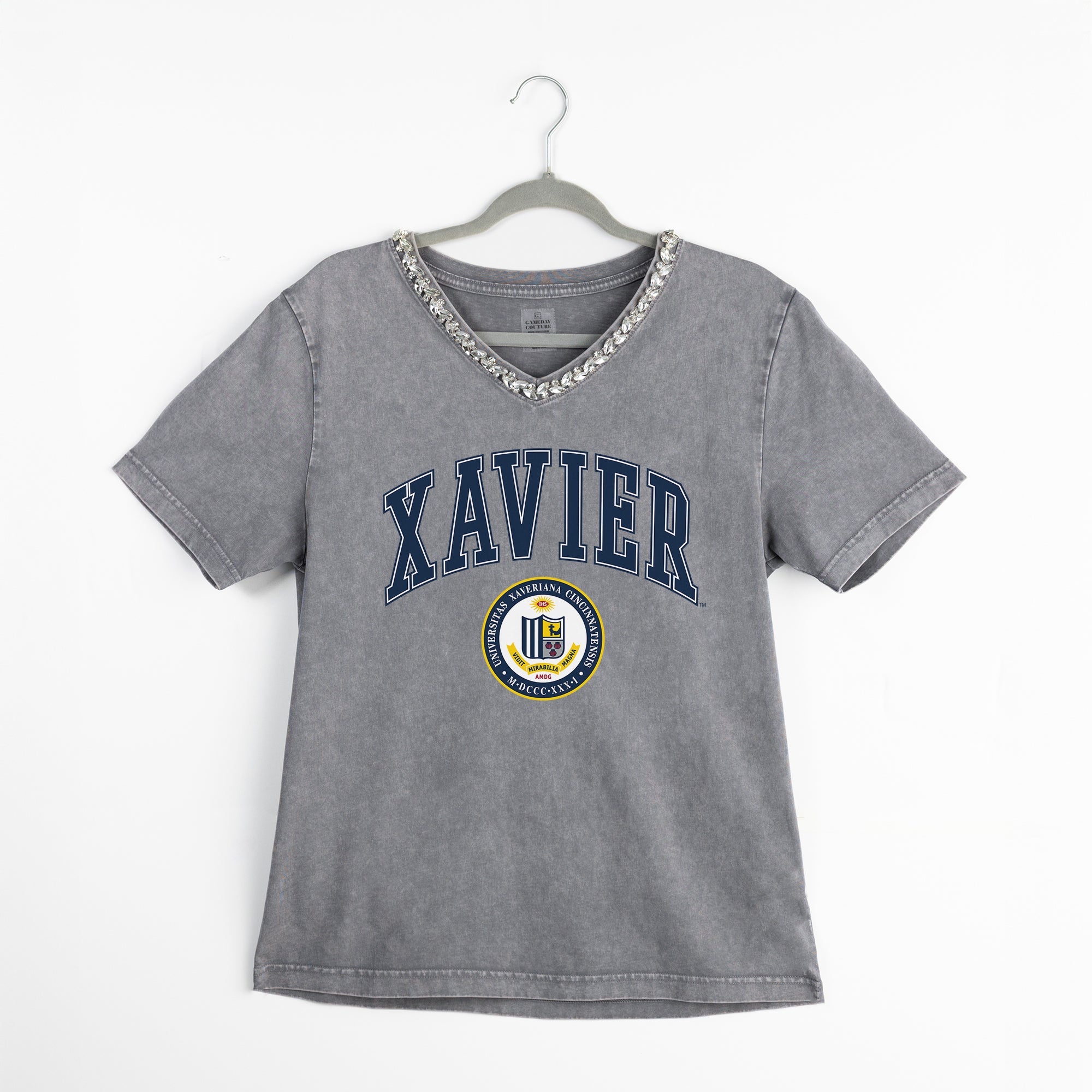 XAVIER MUSKETEERS ICONIC EDGE RHINESTONE TRIM V-NECK TEE