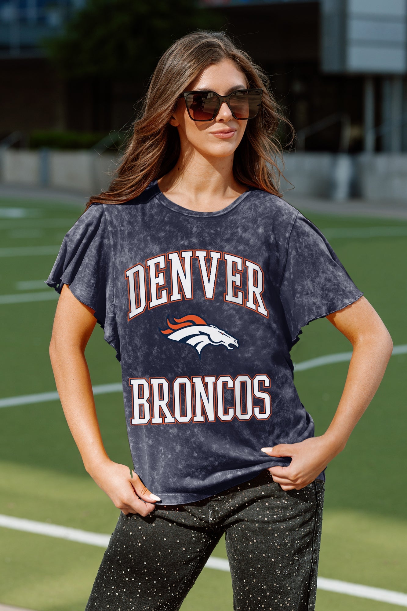 DENVER BRONCOS VICTORY MODE FLUTTER SLEEVE TEE IN NAVY