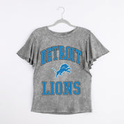 DETROIT LIONS VICTORY MODE FLUTTER SLEEVE TEE IN GREY
