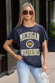 MICHIGAN WOLVERINES VICTORY MODE FLUTTER SLEEVE TEE IN NAVY