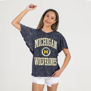 MICHIGAN WOLVERINES VICTORY MODE FLUTTER SLEEVE TEE IN NAVY