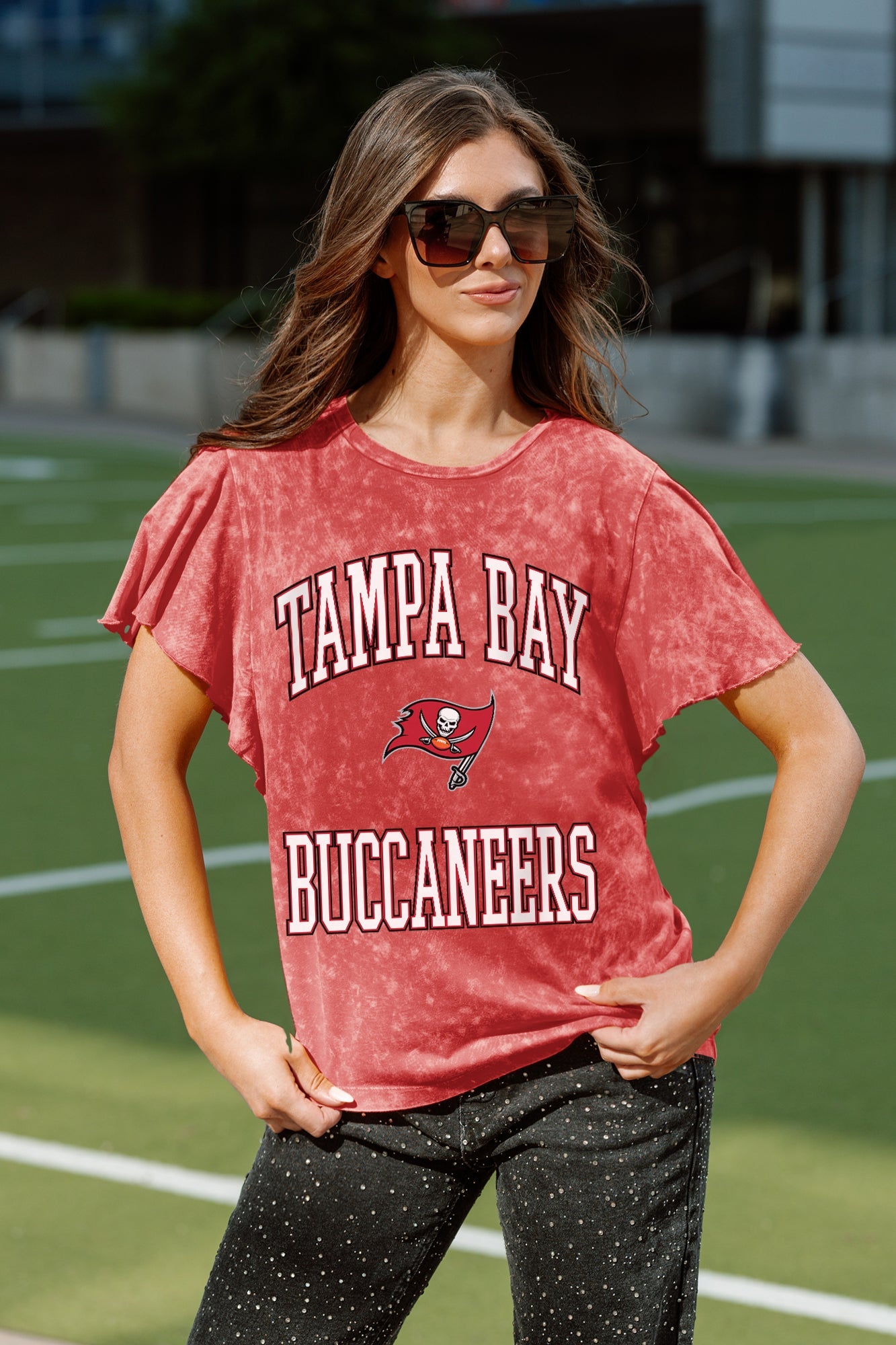 TAMPA BAY BUCCANEERS VICTORY MODE FLUTTER SLEEVE TEE IN RED