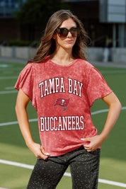 TAMPA BAY BUCCANEERS VICTORY MODE FLUTTER SLEEVE TEE IN RED