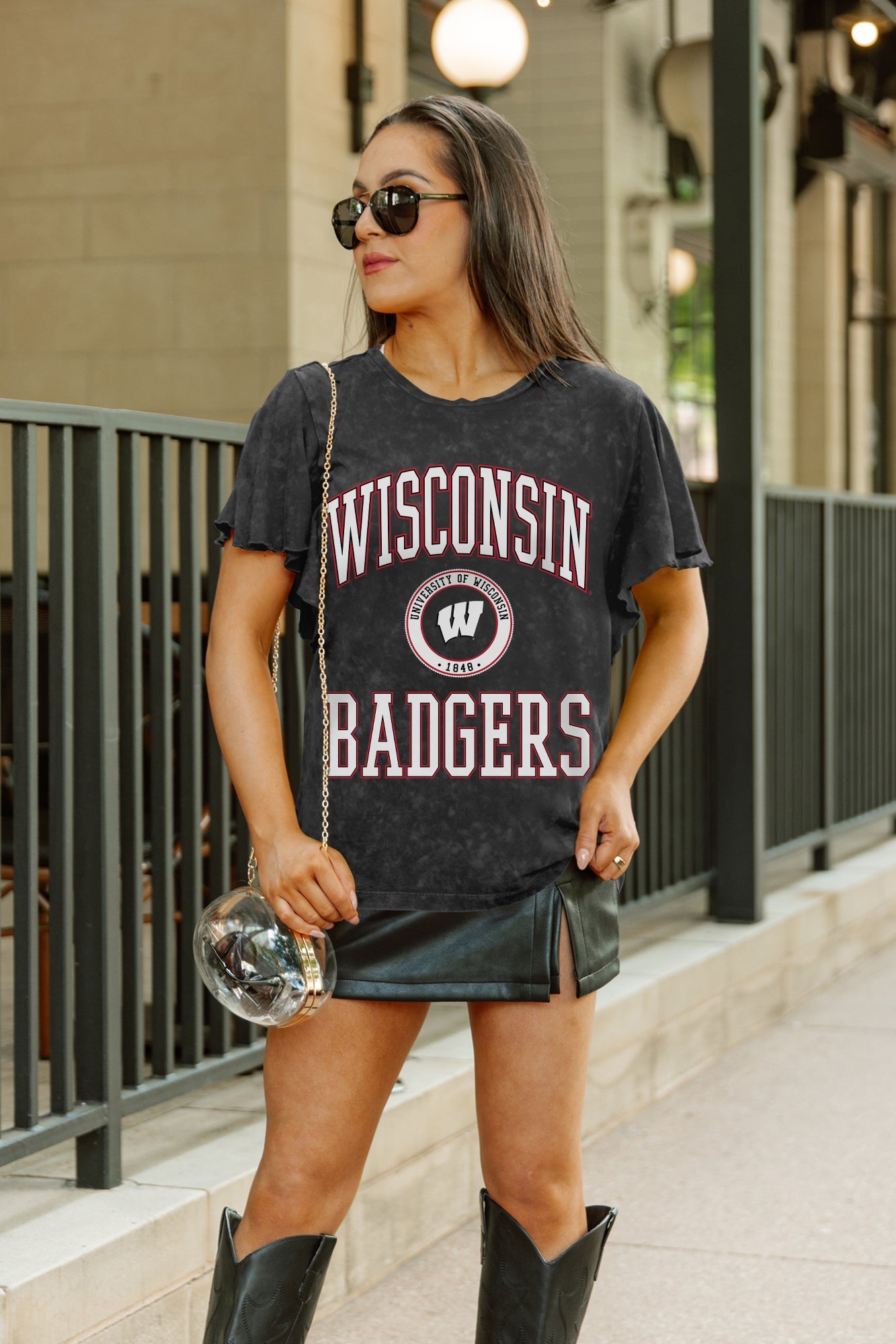 WISCONSIN BADGERS VICTORY MODE FLUTTER SLEEVE TEE IN BLACK