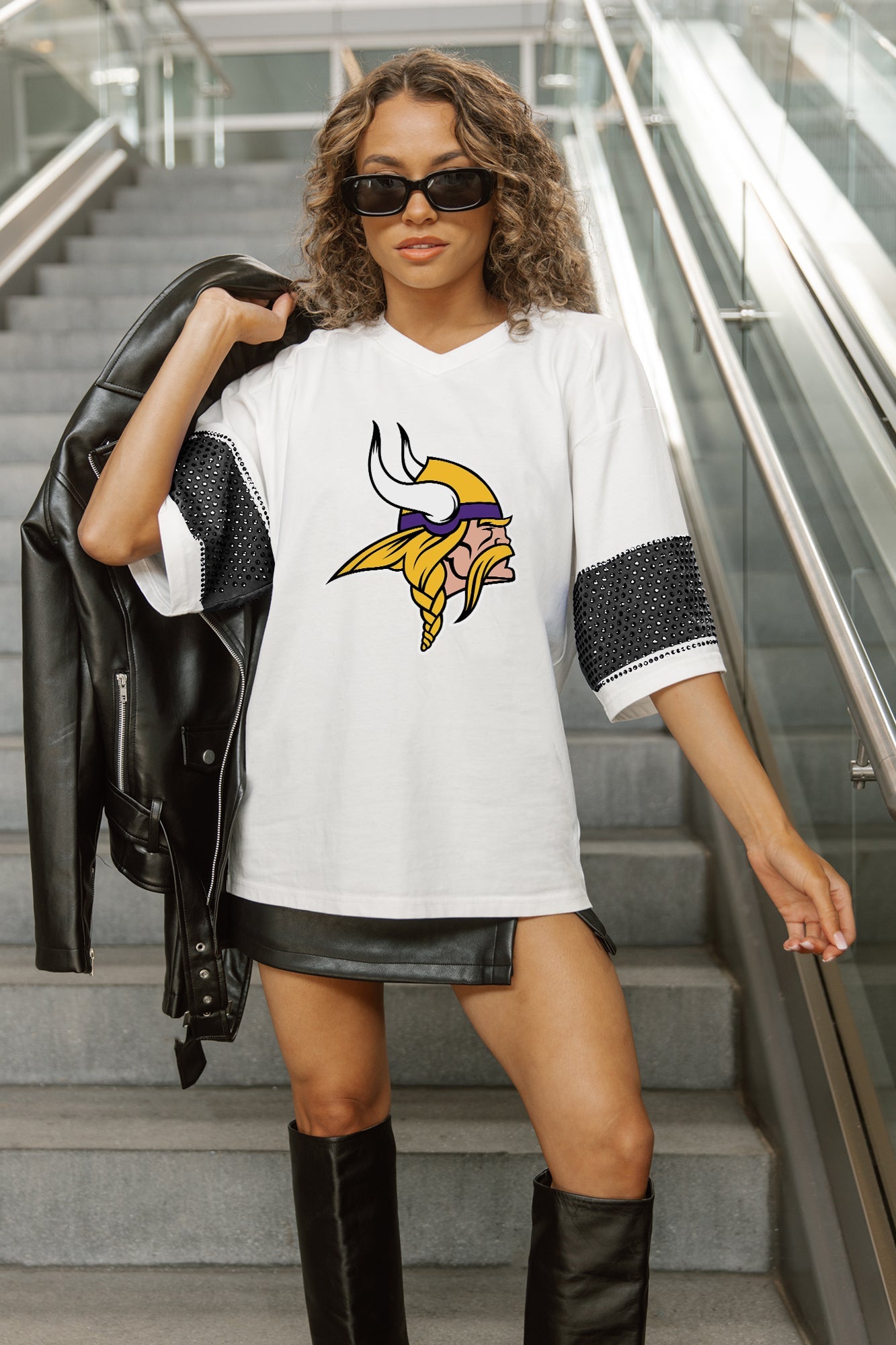 MINNESOTA VIKINGS DOMINANCE RHINESTONE STRIPE VARSITY TEE