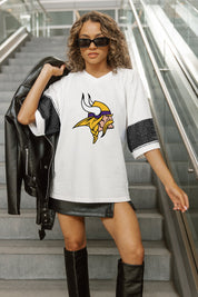 MINNESOTA VIKINGS DOMINANCE RHINESTONE STRIPE VARSITY TEE
