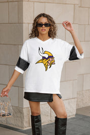 MINNESOTA VIKINGS DOMINANCE RHINESTONE STRIPE VARSITY TEE