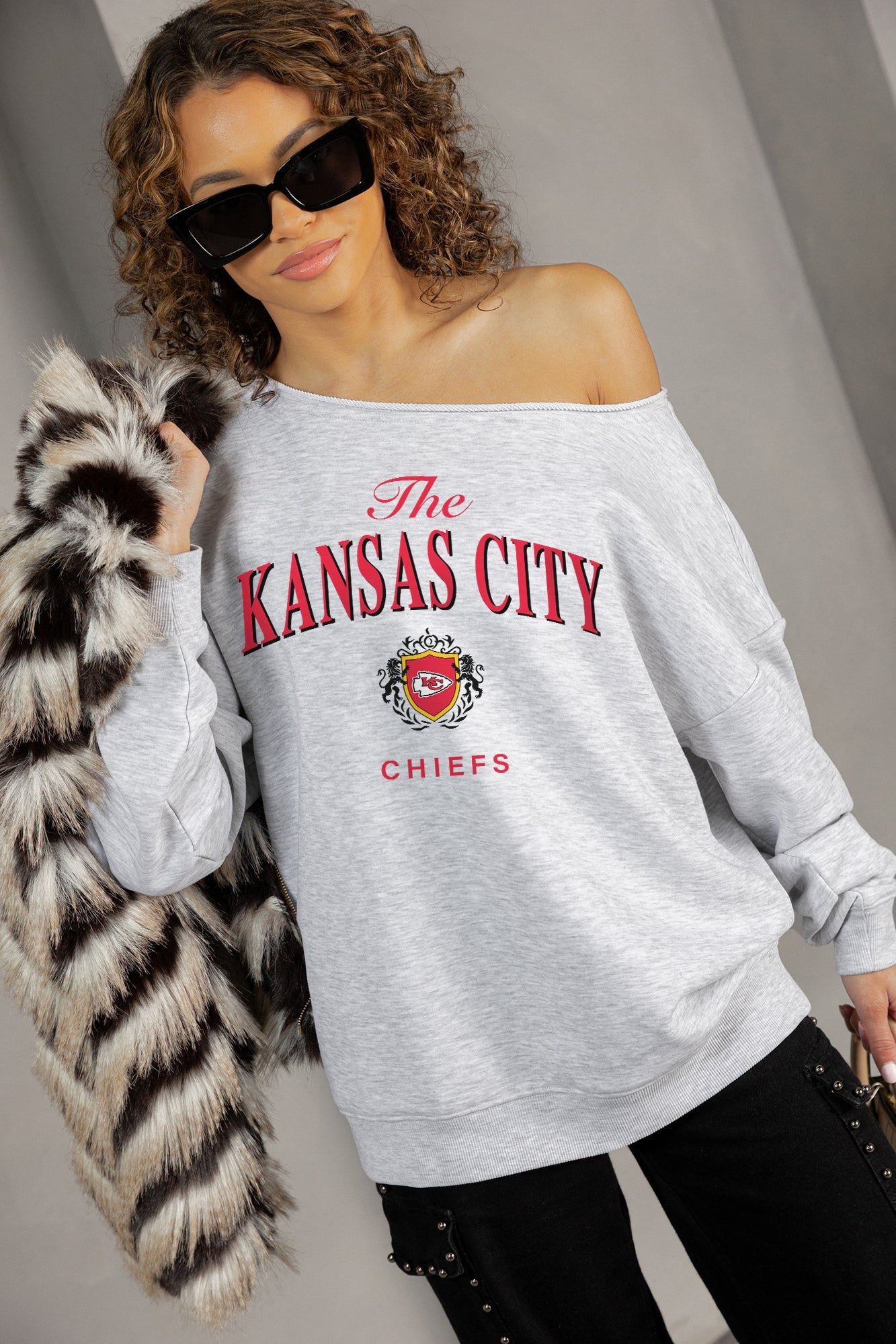 KANSAS CITY CHIEFS OFFSIDES ENERGY RELAXED OFF-SHOULDER TOP