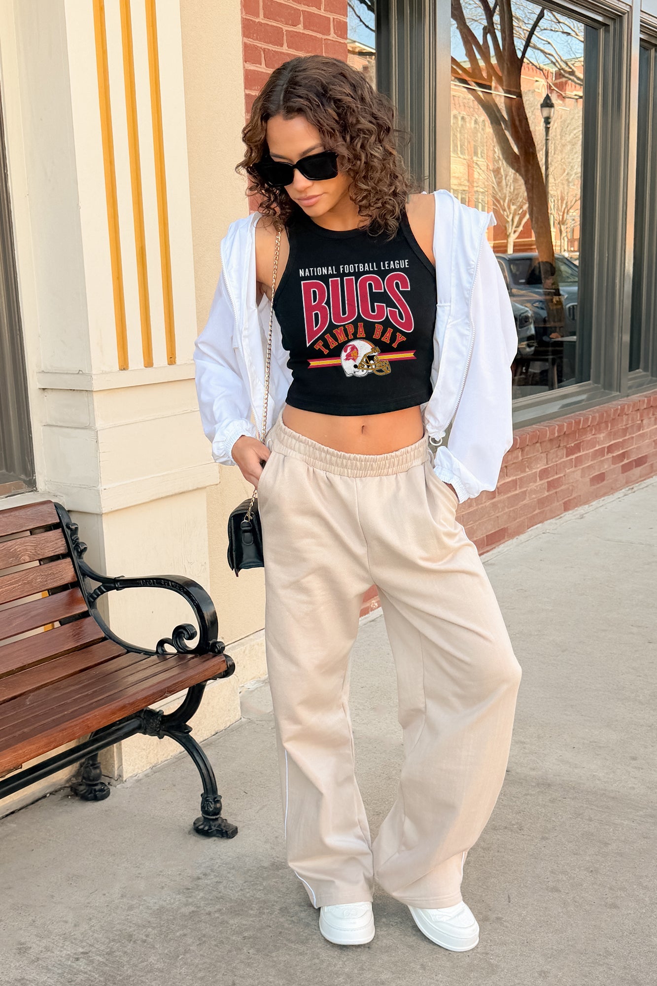 TAMPA BAY BUCCANEERS MIC DROP ESSENTIAL RIBBED CROP TANK