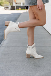 STUDDED STEPS BOOTS IN BEIGE