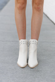 STUDDED STEPS BOOTS IN BEIGE