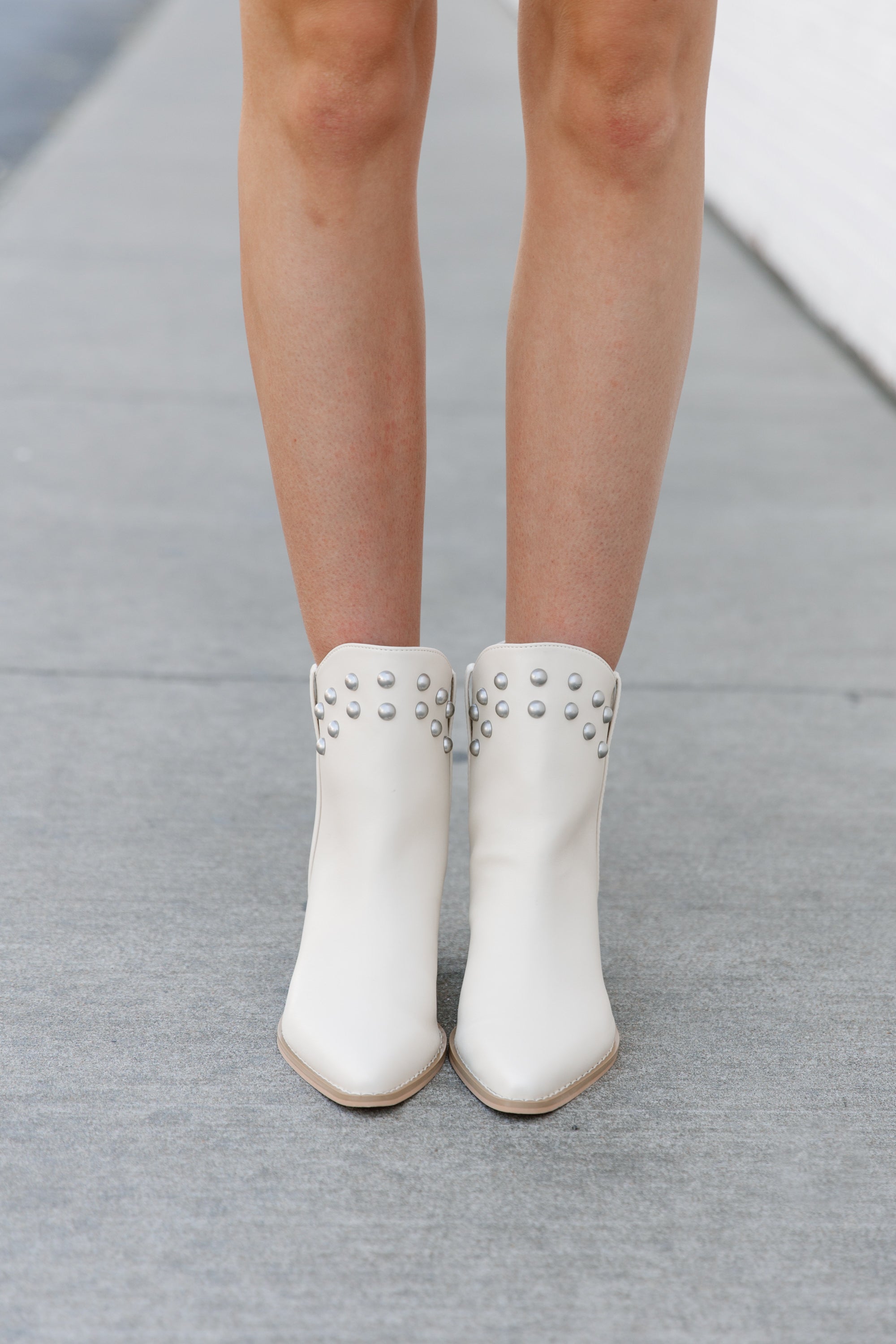 STUDDED STEPS BOOTS IN BEIGE