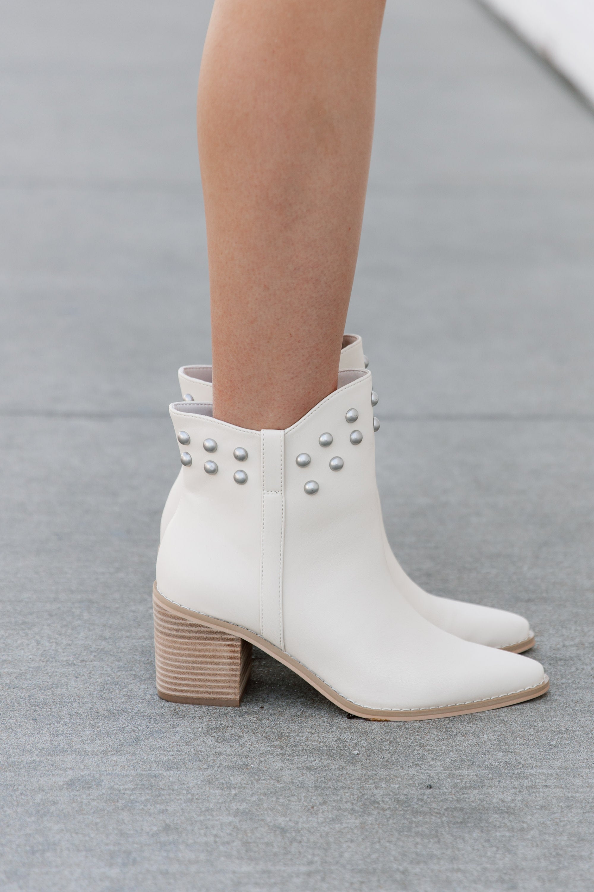 STUDDED STEPS BOOTS IN BEIGE