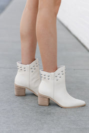 STUDDED STEPS BOOTS IN BEIGE
