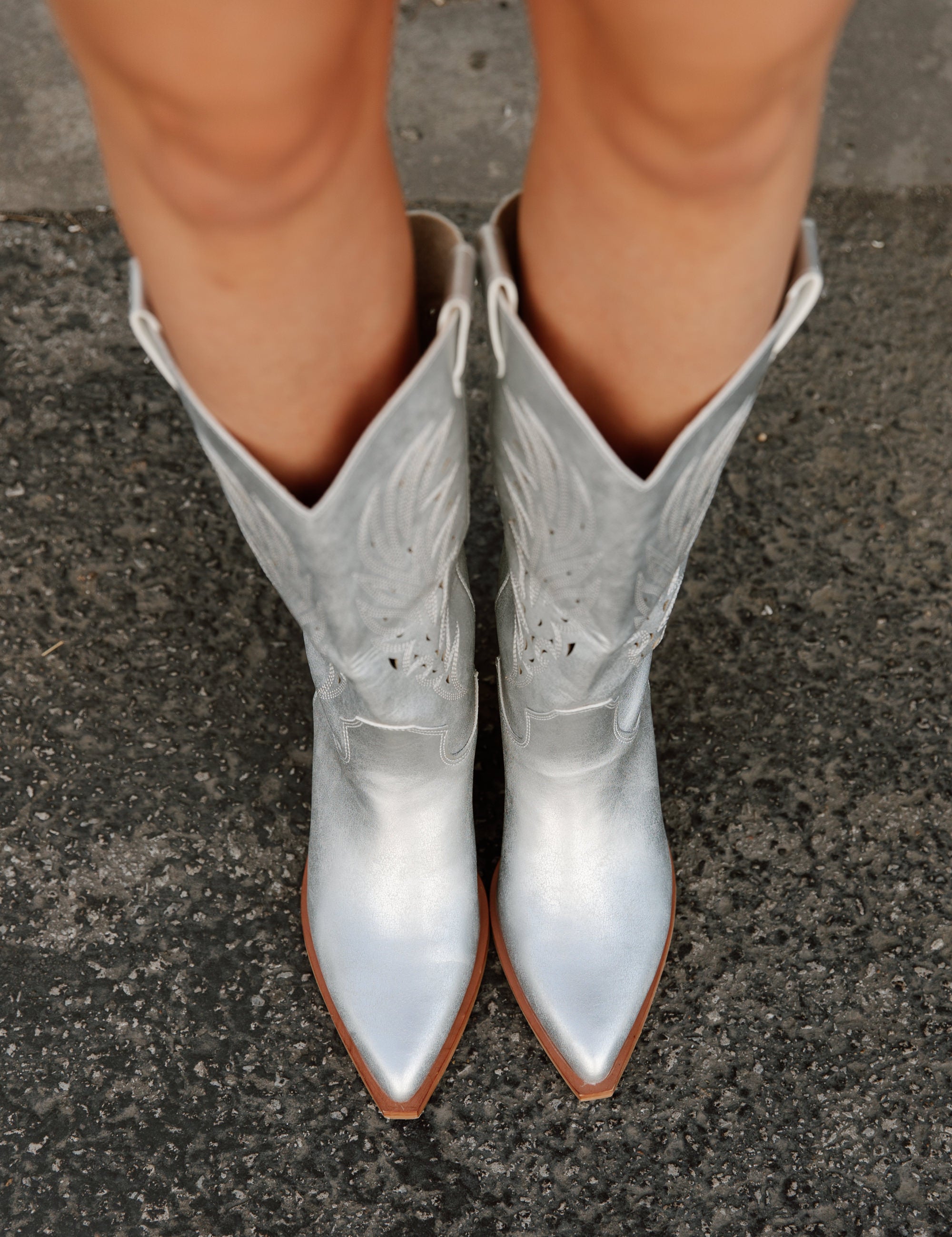 DESERT DUSK WESTERN BOOTS IN SILVER