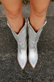 DESERT DUSK WESTERN BOOTS IN SILVER