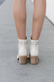 STUDDED STEPS BOOTS IN BEIGE