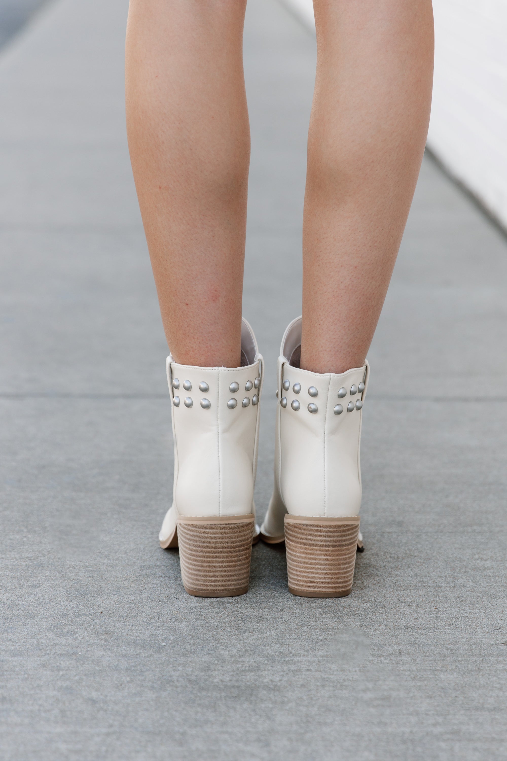 STUDDED STEPS BOOTS IN BEIGE
