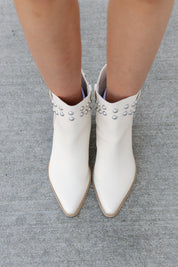 STUDDED STEPS BOOTS IN BEIGE