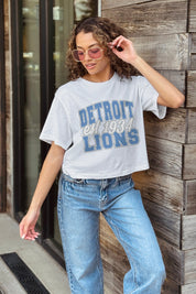 DETROIT LIONS DEEP ROOTS BOXY FIT CROPPED TEE