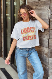 KANSAS CITY CHIEFS DEEP ROOTS BOXY FIT CROPPED TEE