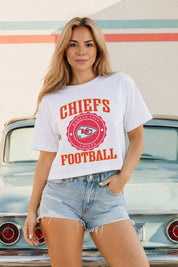 KANSAS CITY CHIEFS RETRO PLAY BOXY FIT CROPPED TEE