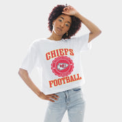 KANSAS CITY CHIEFS RETRO PLAY BOXY FIT CROPPED TEE