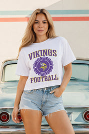 MINNESOTA VIKINGS RETRO PLAY BOXY FIT CROPPED TEE