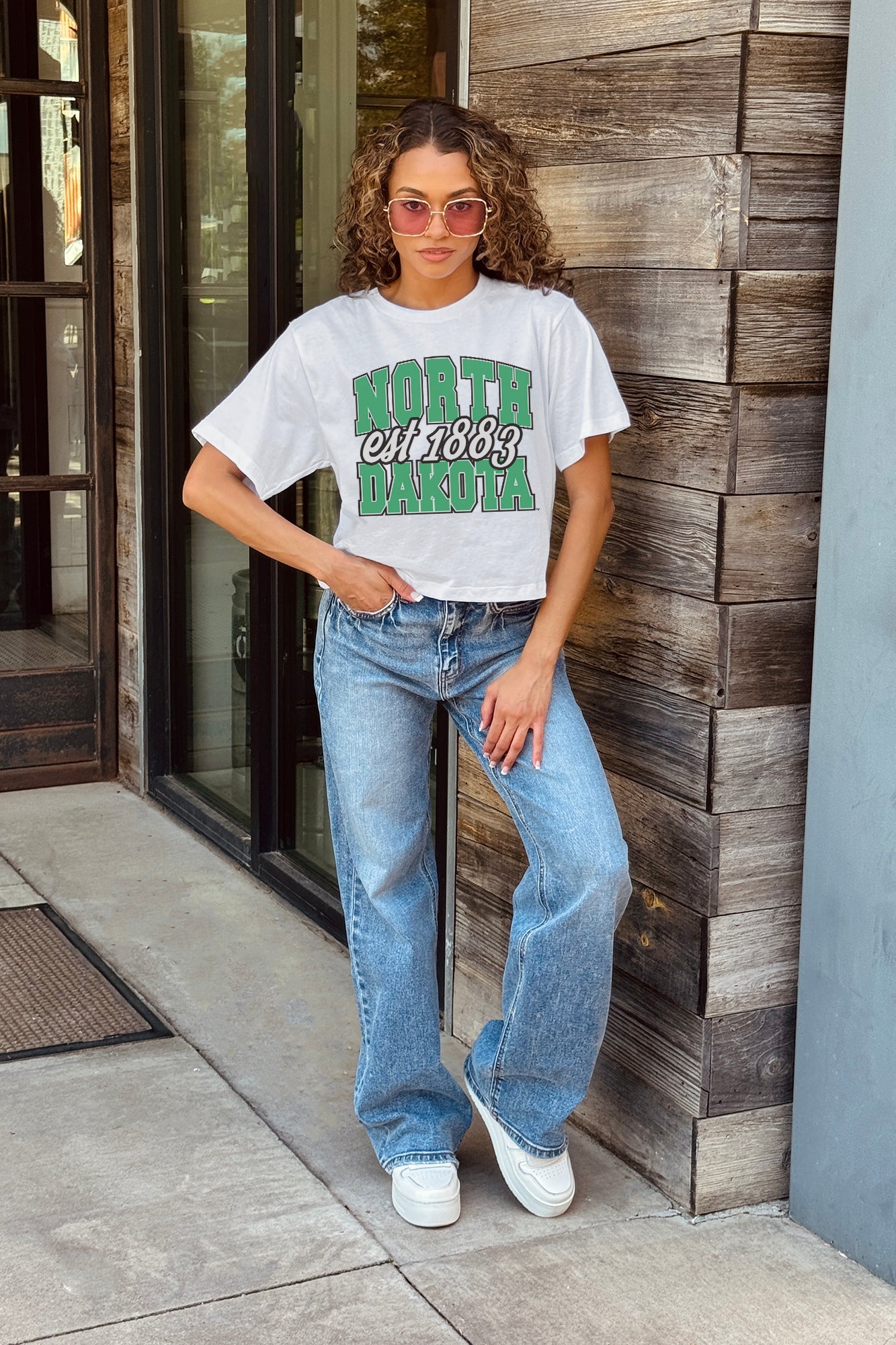NORTH DAKOTA FIGHTING HAWKS DEEP ROOTS BOXY FIT WOMEN'S CROPPED TEE