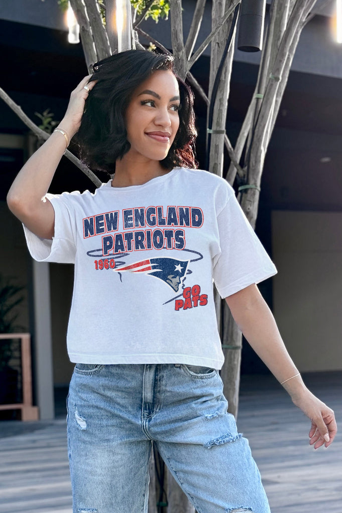 NEW ENGLAND PATRIOTS GAMEDAY GOALS BOXY FIT WOMEN'S CROP TEE
