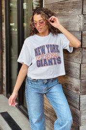 NEW YORK GIANTS DEEP ROOTS BOXY FIT CROPPED TEE