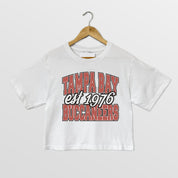 TAMPA BAY BUCCANEERS DEEP ROOTS BOXY FIT CROPPED TEE