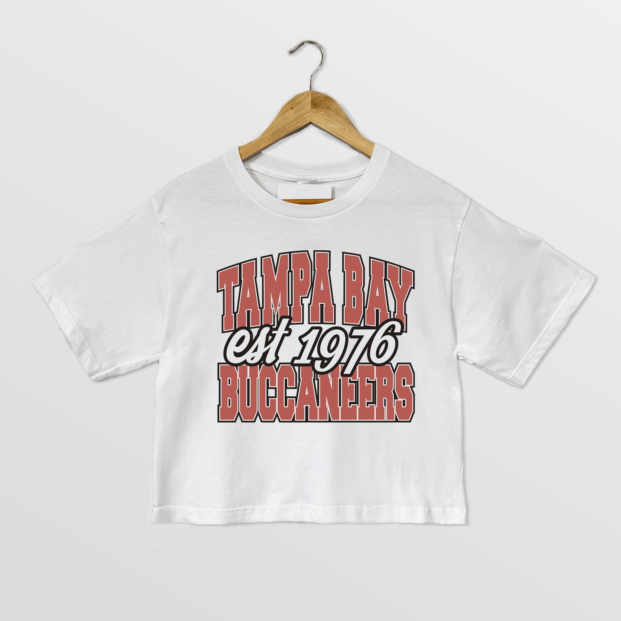 TAMPA BAY BUCCANEERS DEEP ROOTS BOXY FIT CROPPED TEE