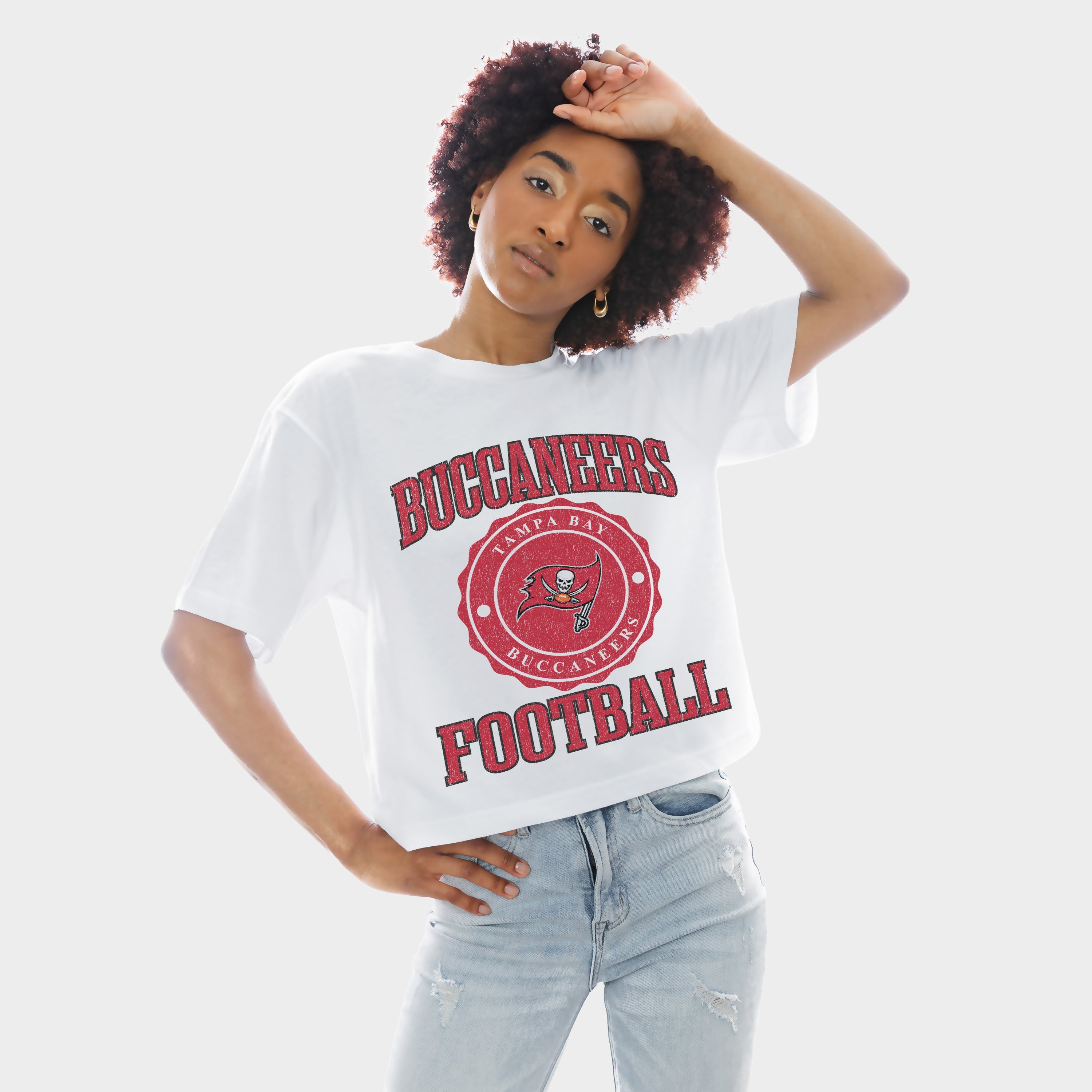 TAMPA BAY BUCCANEERS RETRO PLAY BOXY FIT CROPPED TEE