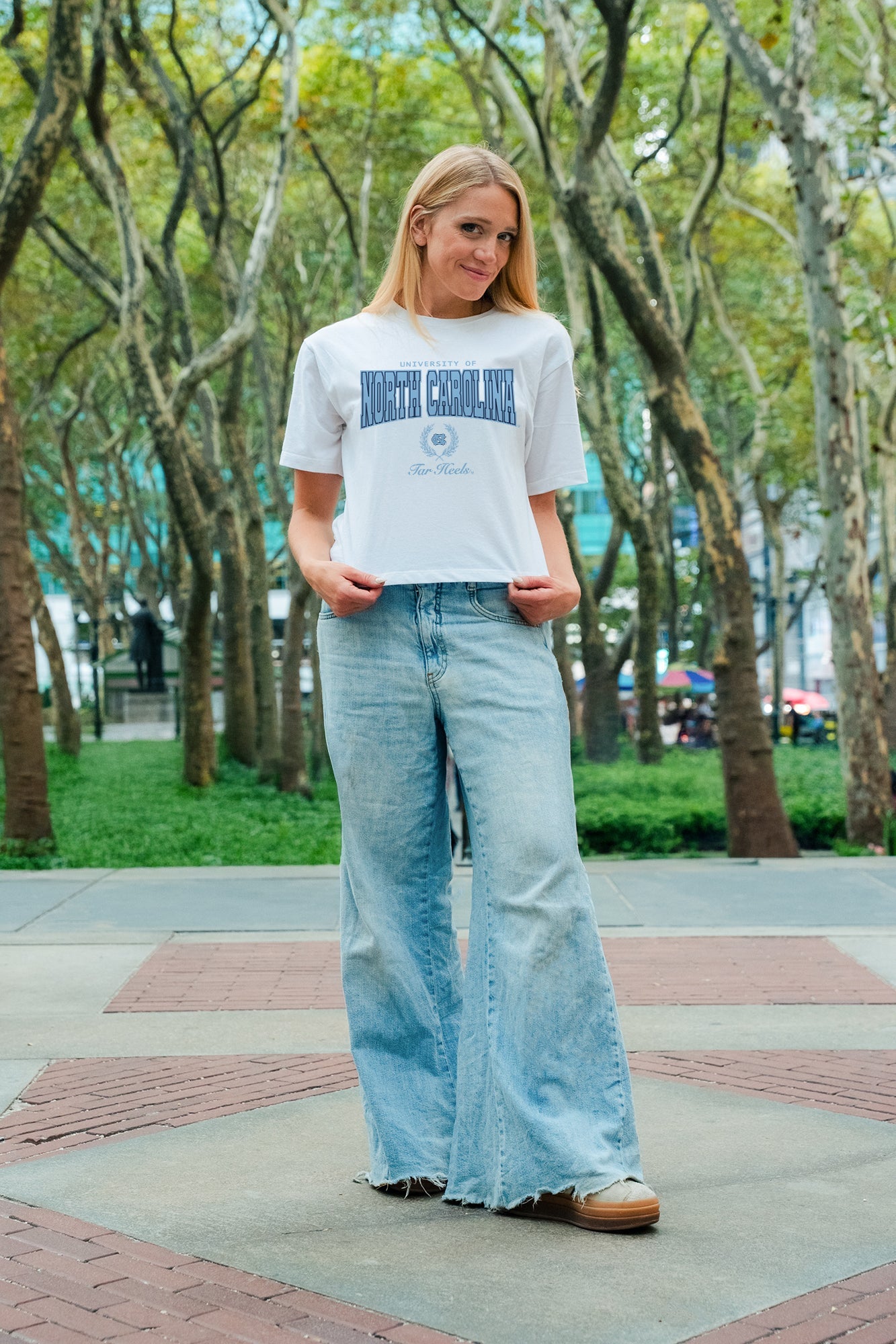 NORTH CAROLINA TAR HEELS EASY WIN BOXY FIT CROP TEE