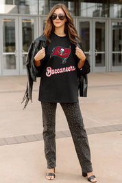 TAMPA BAY BUCCANEERS HONOR ROLL ESSENTIAL RELAXED FIT LONG SLEEVE TEE