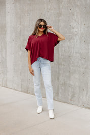 REMINGTON OVERSIZED V NECK SHORT SLEEVE TOP IN BURGUNDY