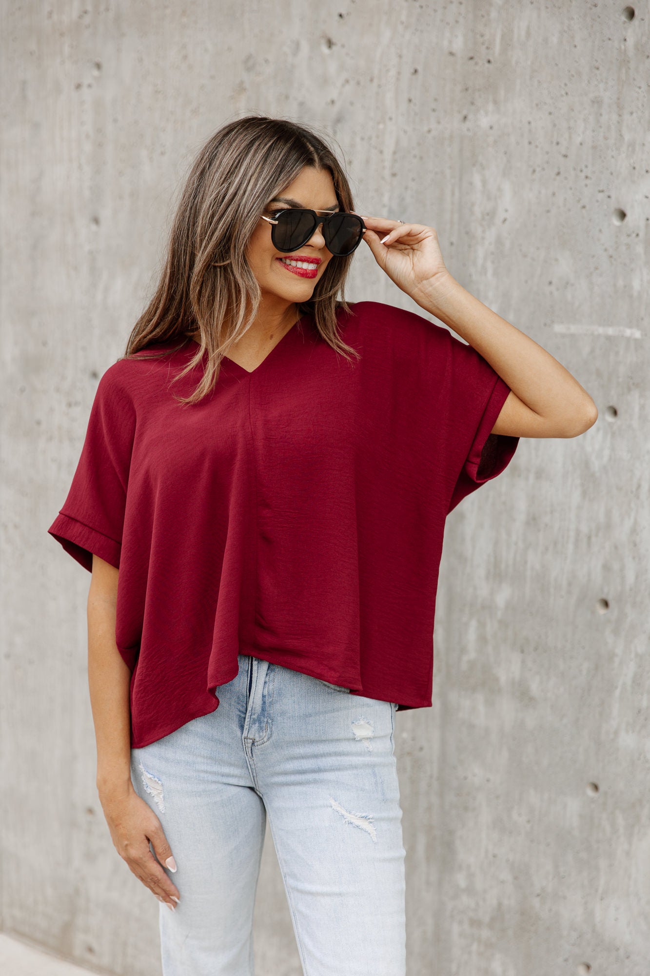 REMINGTON OVERSIZED V NECK SHORT SLEEVE TOP IN BURGUNDY
