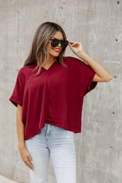 REMINGTON OVERSIZED V NECK SHORT SLEEVE TOP IN BURGUNDY