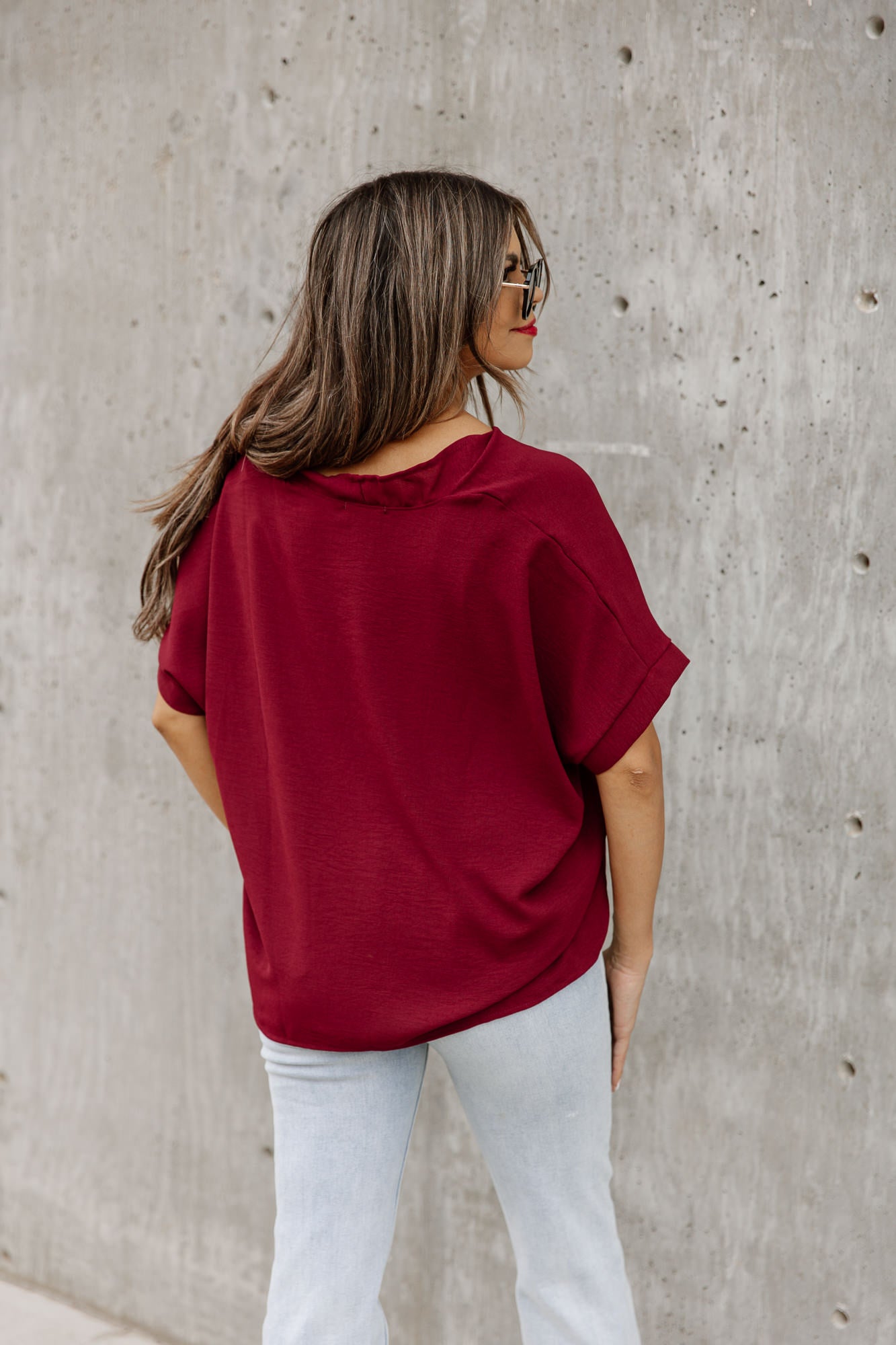 REMINGTON OVERSIZED V NECK SHORT SLEEVE TOP IN BURGUNDY