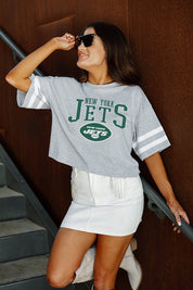 NEW YORK JETS GRIDIRON GLAM SHORT SLEEVE CROP TEE WITH SPORT STRIPE DETAIL