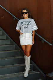PHILADELPHIA EAGLES GRIDIRON GLAM SHORT SLEEVE CROP TEE WITH SPORT STRIPE DETAIL