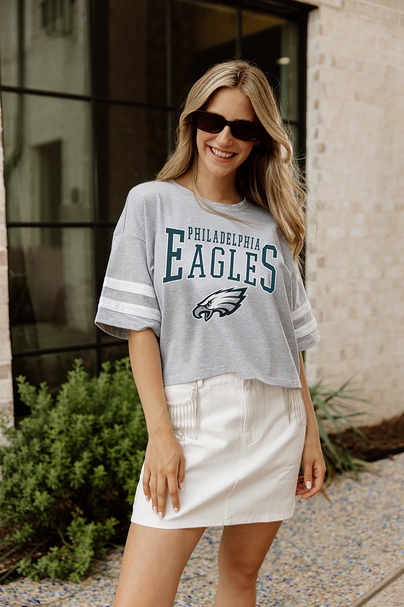 PHILADELPHIA EAGLES GRIDIRON GLAM SHORT SLEEVE CROP TEE WITH SPORT STRIPE DETAIL