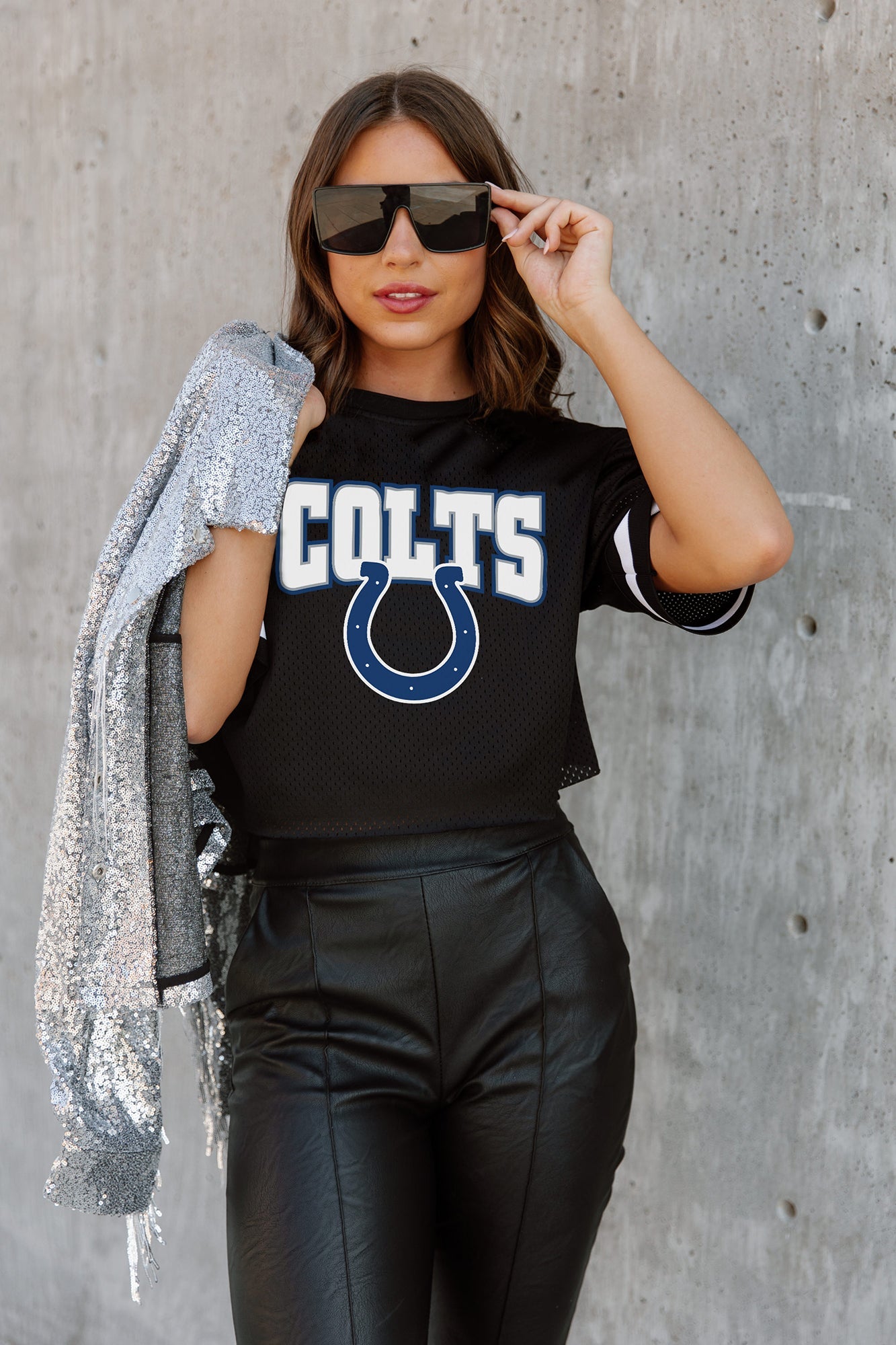INDIANAPOLIS COLTS AUTOMATIC DOWN LIGHTWEIGHT SPORTY TOP WITH STRIPED SLEEVE DETAIL
