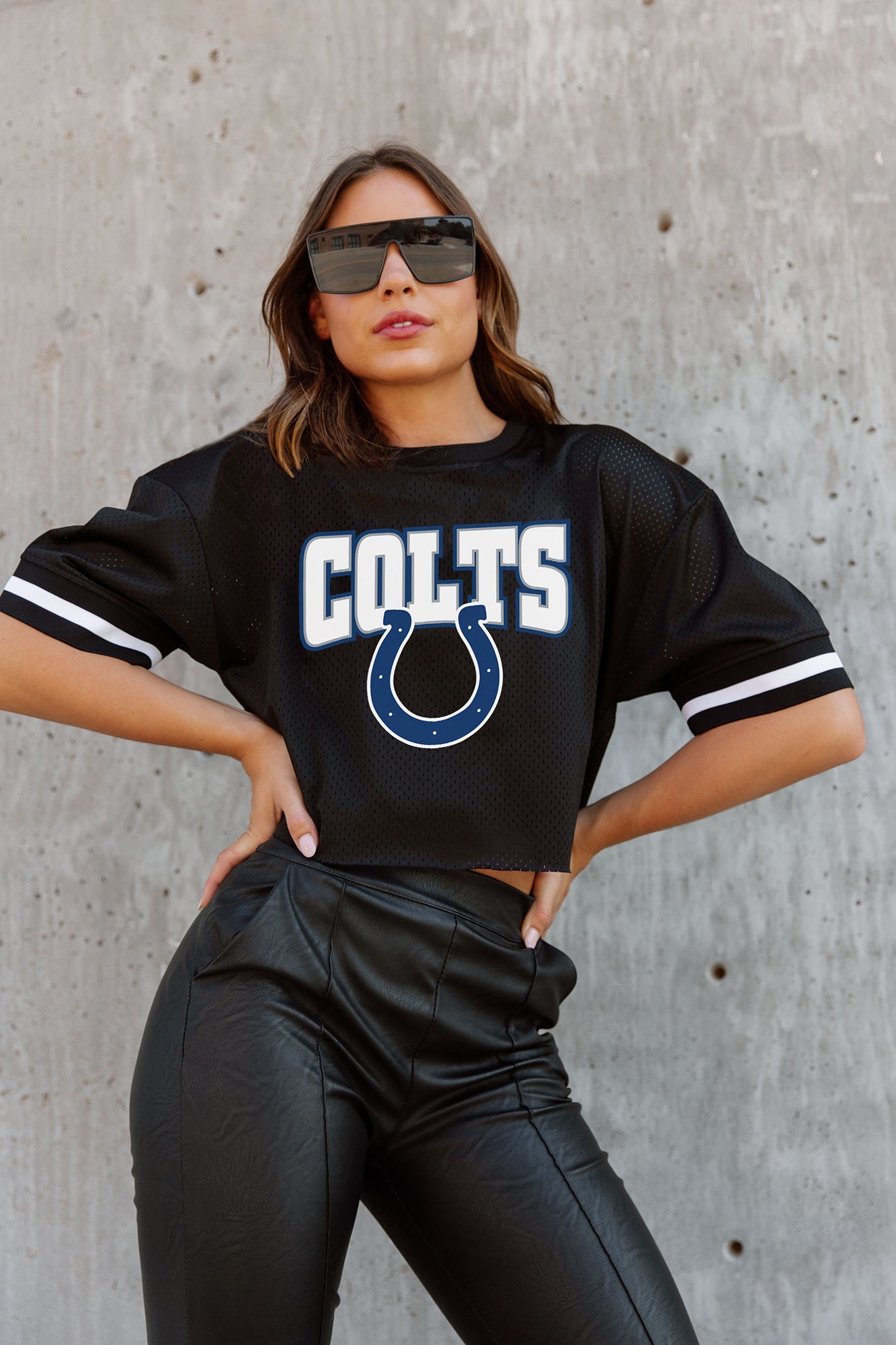 INDIANAPOLIS COLTS AUTOMATIC DOWN LIGHTWEIGHT SPORTY TOP WITH STRIPED SLEEVE DETAIL