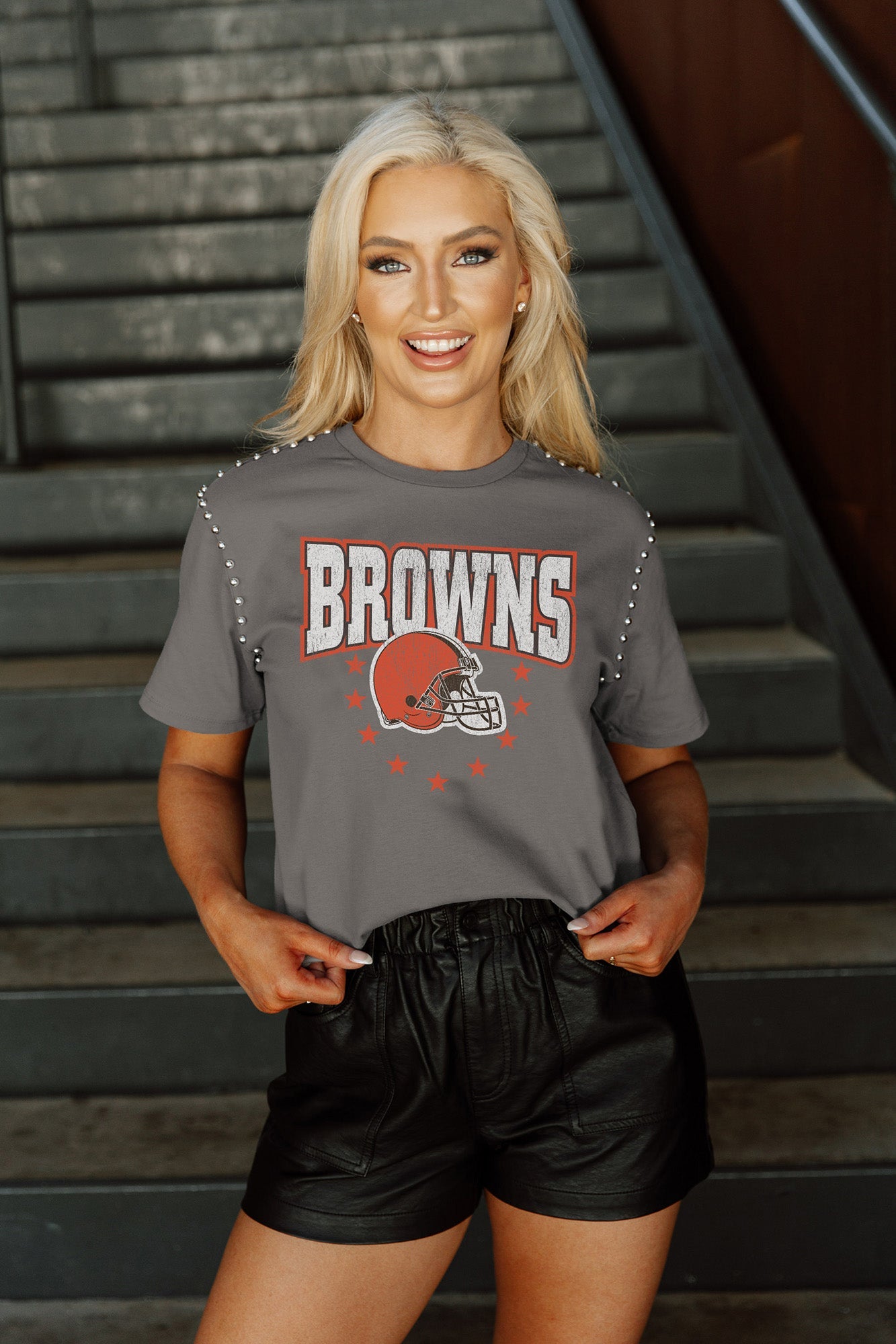 CLEVELAND BROWNS GLADIATOR STUDDED SLEEVE DETAIL MODERATE LENGTH SHORT  SLEEVE CROPPED TEE